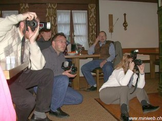 Toni, Rolf, Marina: Während sich bei den analogen Fotografen der Film füllt, füllt sich beim digitalen Fotograf offenbar der hohle Zahn.